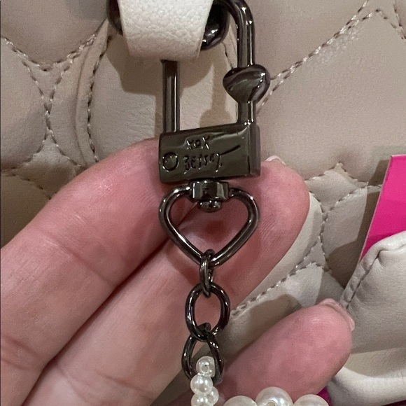 Betsey Johnson | “XO Roxie” w/ Crossbody & 2 Bag Charms (includes gift box) - Picture 12 of 12